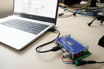 Flasher Hub-4 connected to laptop via USB cable